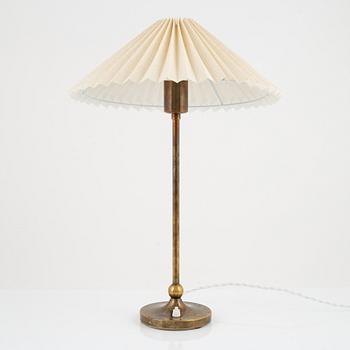 Josef Frank, bordslampa, modell 2569, Firma Svenskt Tenn.