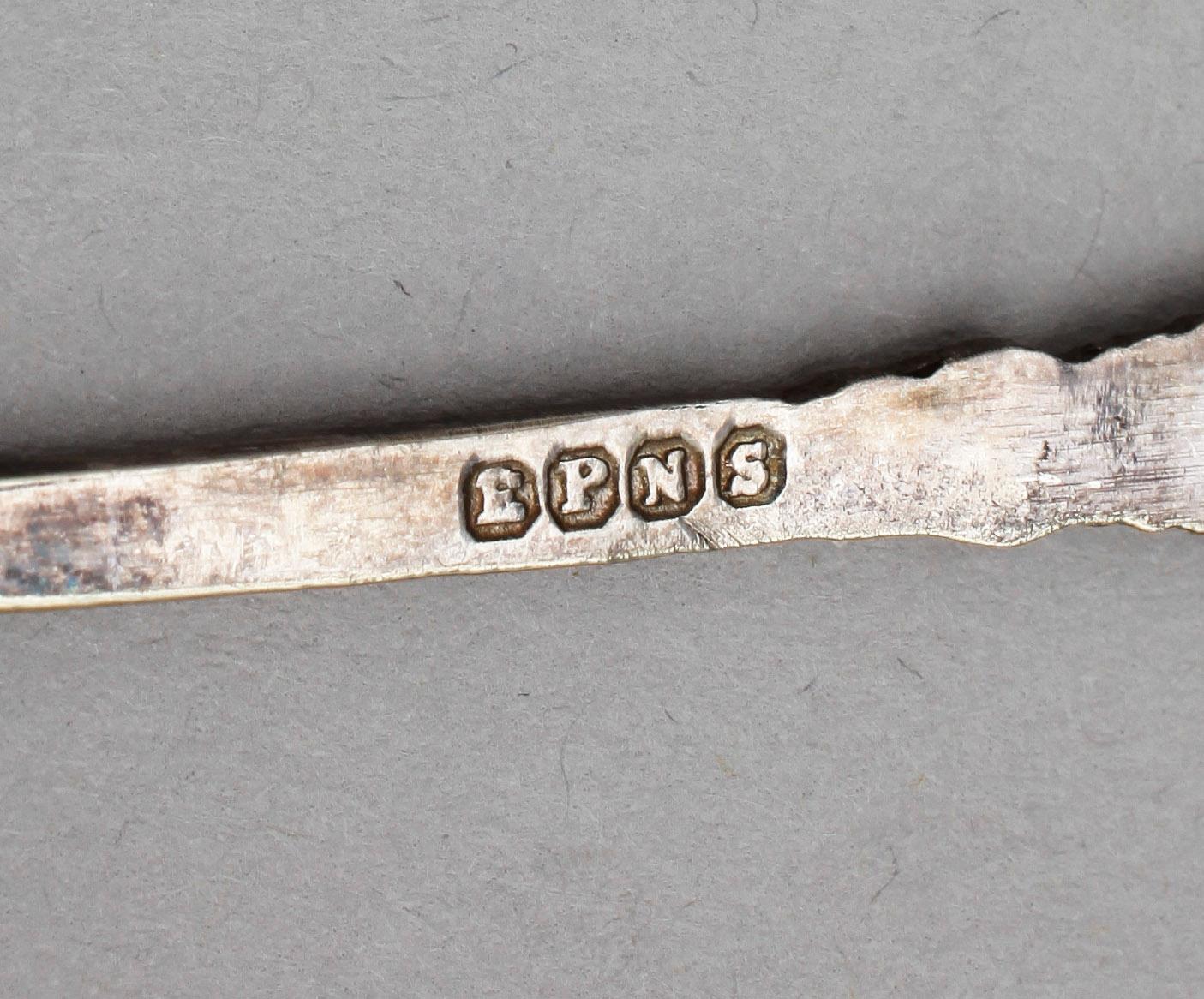 PARTI SILVER, 32 delar, silver och enstaka del nysilver, tot vikt silver ca 800 gram, bl a Ryssland.