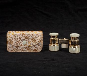 TEATERKIKARE, Hilka, 1900-tal, dekor i pärlemo, stomme i guldfärgad metall och vit plast.