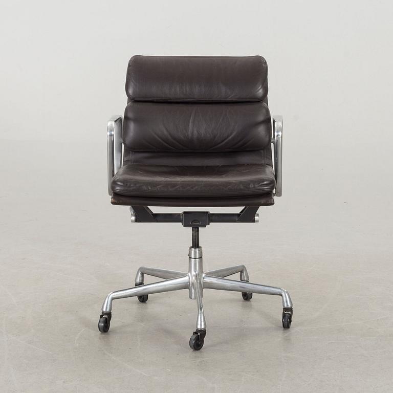 CHARLES & RAY EAMES, skrivbordsstol, "Soft pad chair". Herman Miller omkring 2000.