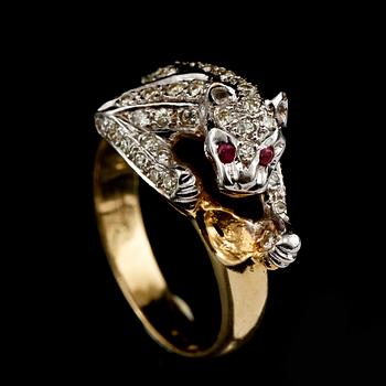 RING, 18k guld och vitguld med 2 rubiner samt 60 små briljantslipade diamanter, 1900/2000-tal. Vikt 7 g.