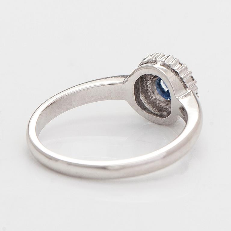 Ring, carmosémodell, 14K vitguld, safir och diamanter. Silván, Finland.