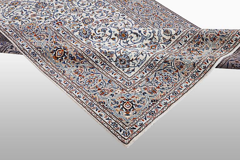 A carpet, Kashan, ca 310 x 206 cm.