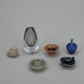 MINIATYRFÖREMÅL, 13 st, keramik, signerade John Andersson, Höganäs. 1900-talets senare hälft.