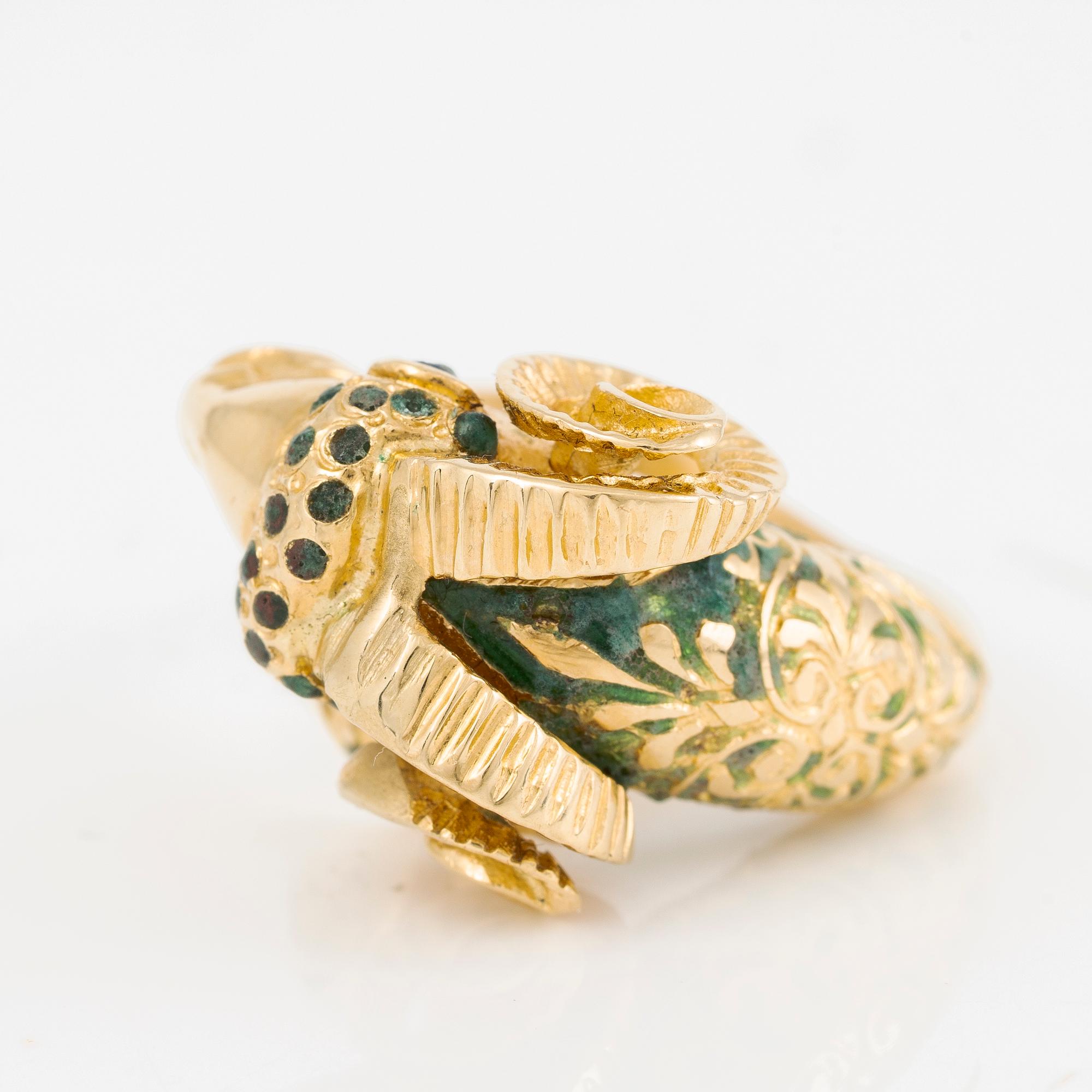 Ring, 18K guld och emalj, i form av vädur.