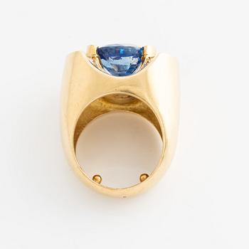 Ring 18K guld med en oval fasettslipad safir.