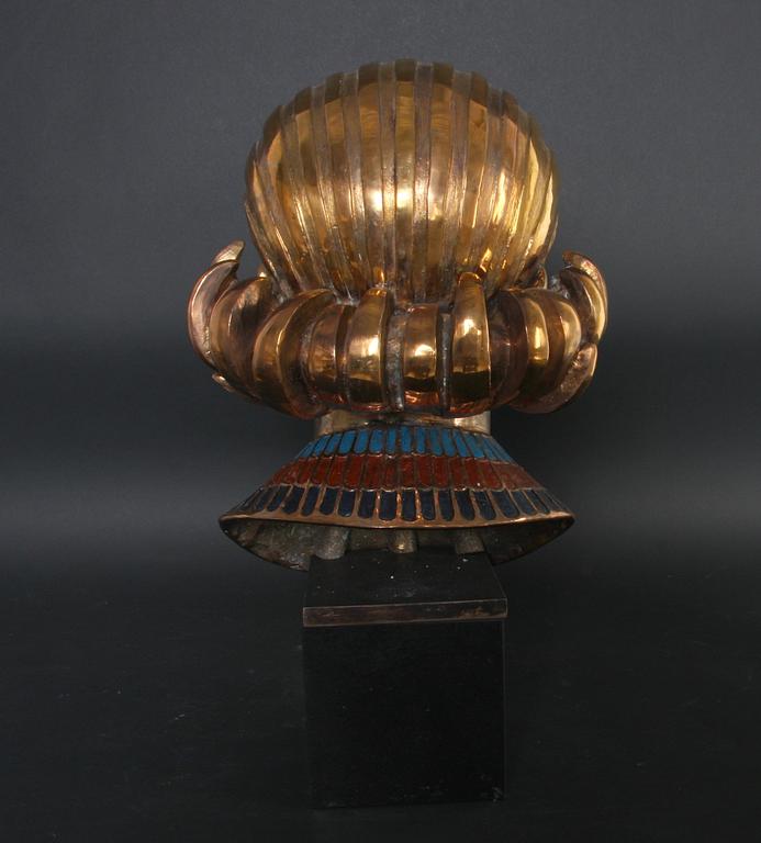 SKULPTURBYST, brons, sign OLA 2001 numr 1/4.
Proveniens: Git Gay.