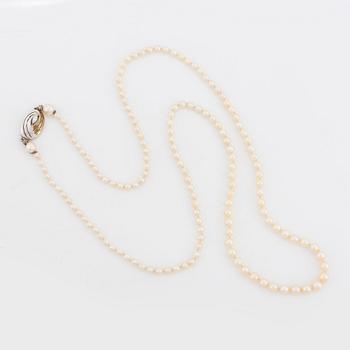 Pärlcollier med odlade pärlor.