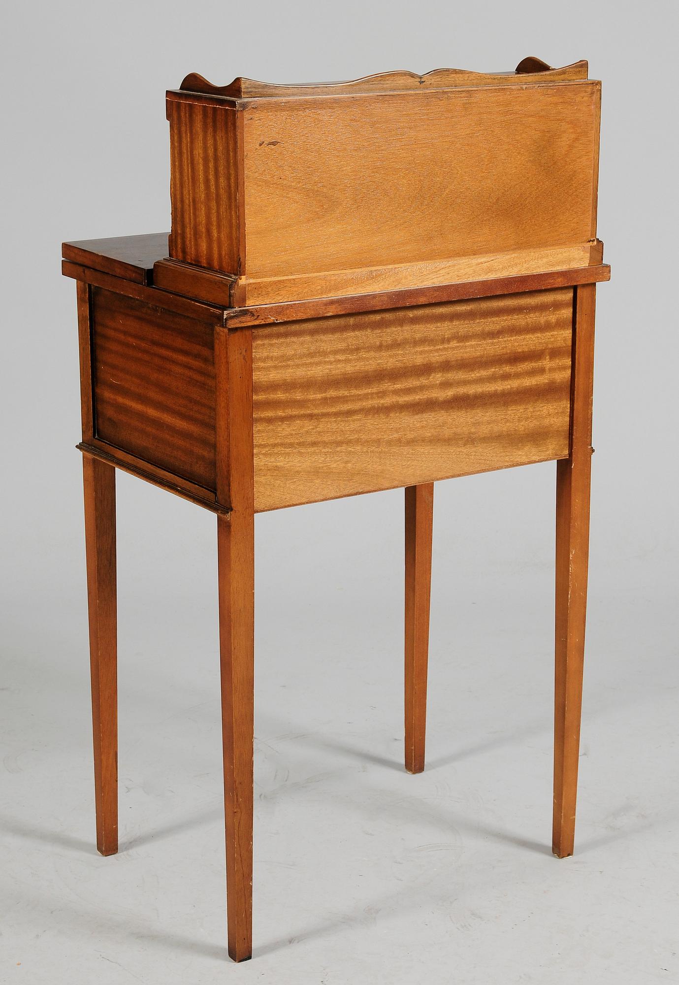 DAMSKRIVBORD, England, 1900-tal.