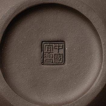 A group of three Chinese yixing teapots, 1970/80s.