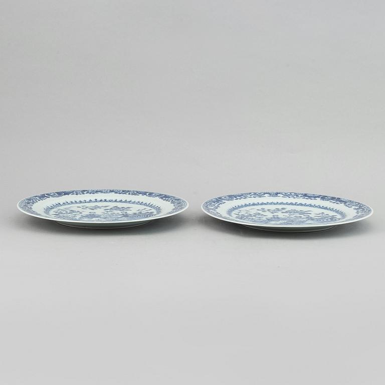 A pair of blue and white serving dishes, Qing dynasty, Qianlong (1735-95).