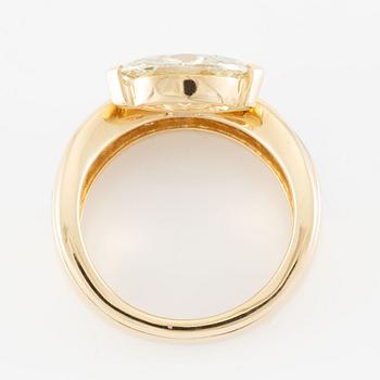 Ring in 18K gold set with a marquise-cut yellow diamond approximately 1.60 ct and brilliant-cut diamonds.