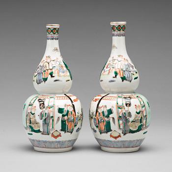 680. A pair of famille verte vases, Qing dynasty, 19th Century.