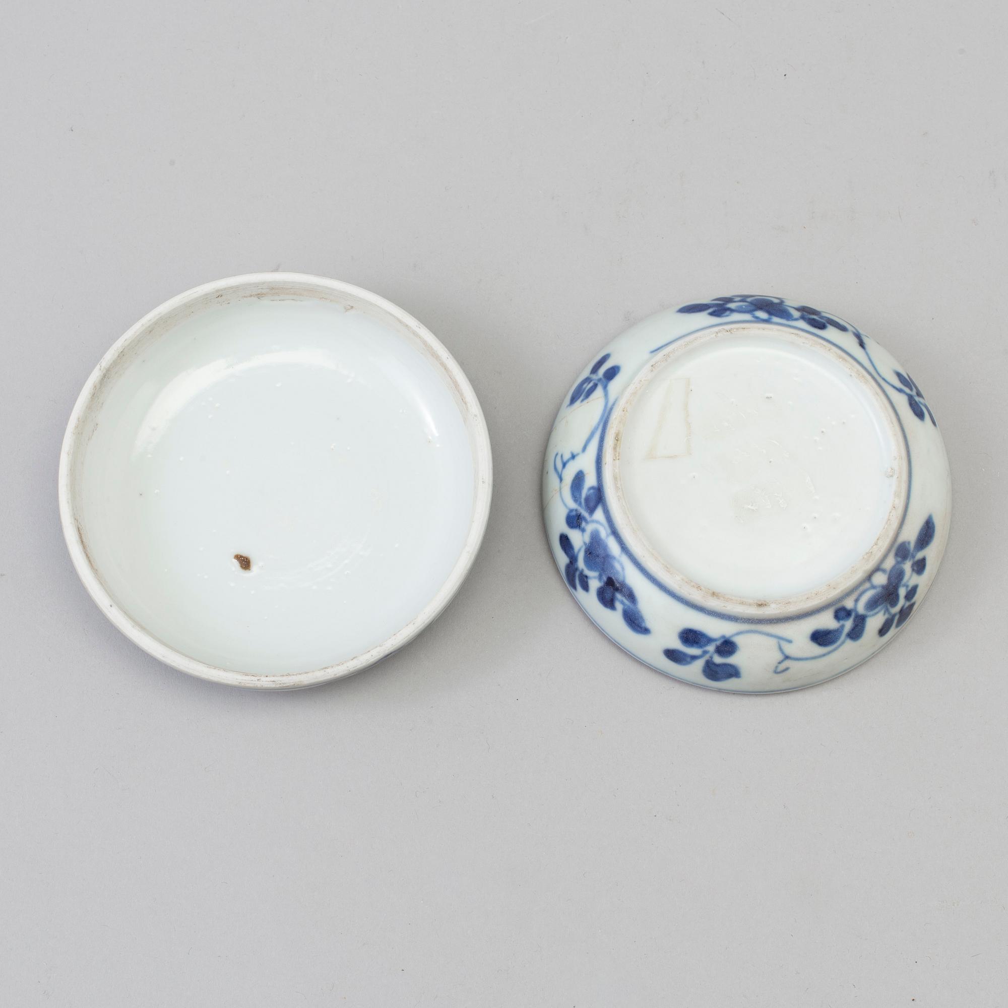 A blue and white box with cover, Qing dynasty, Kangxi (1662-1722).