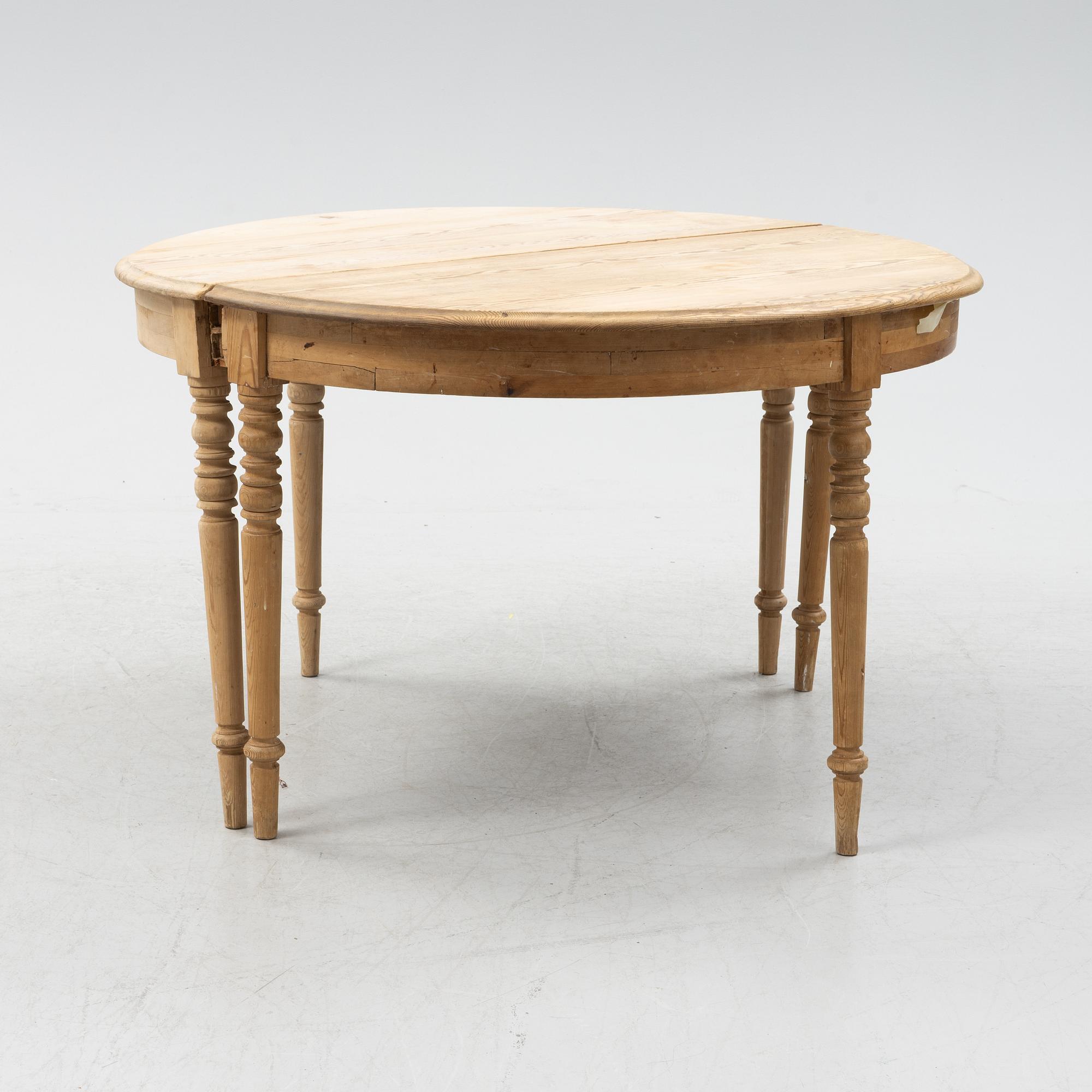 A two-part round dining table, end of the 19th Century. - Bukowskis