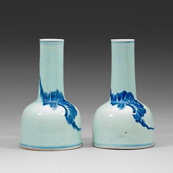 A pair of blue and white porcelain mallet form vases, Qing dynasty, 19th century.