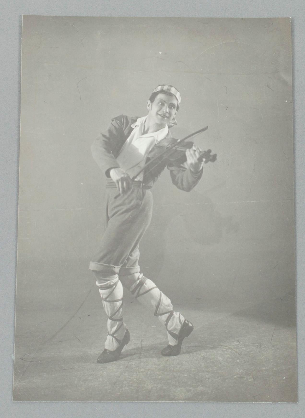FOTOGRAFIER, 3 st, Ryssland 1900-talets början FOTOGRAFIER, 2 st, Sovjet 1900-talets senare hälft.