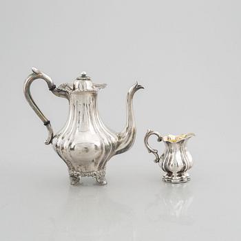 Kaffekanna och gräddkanna, silver, bl.a. William Lyon, Göteborg 1859. Nyrokoko.