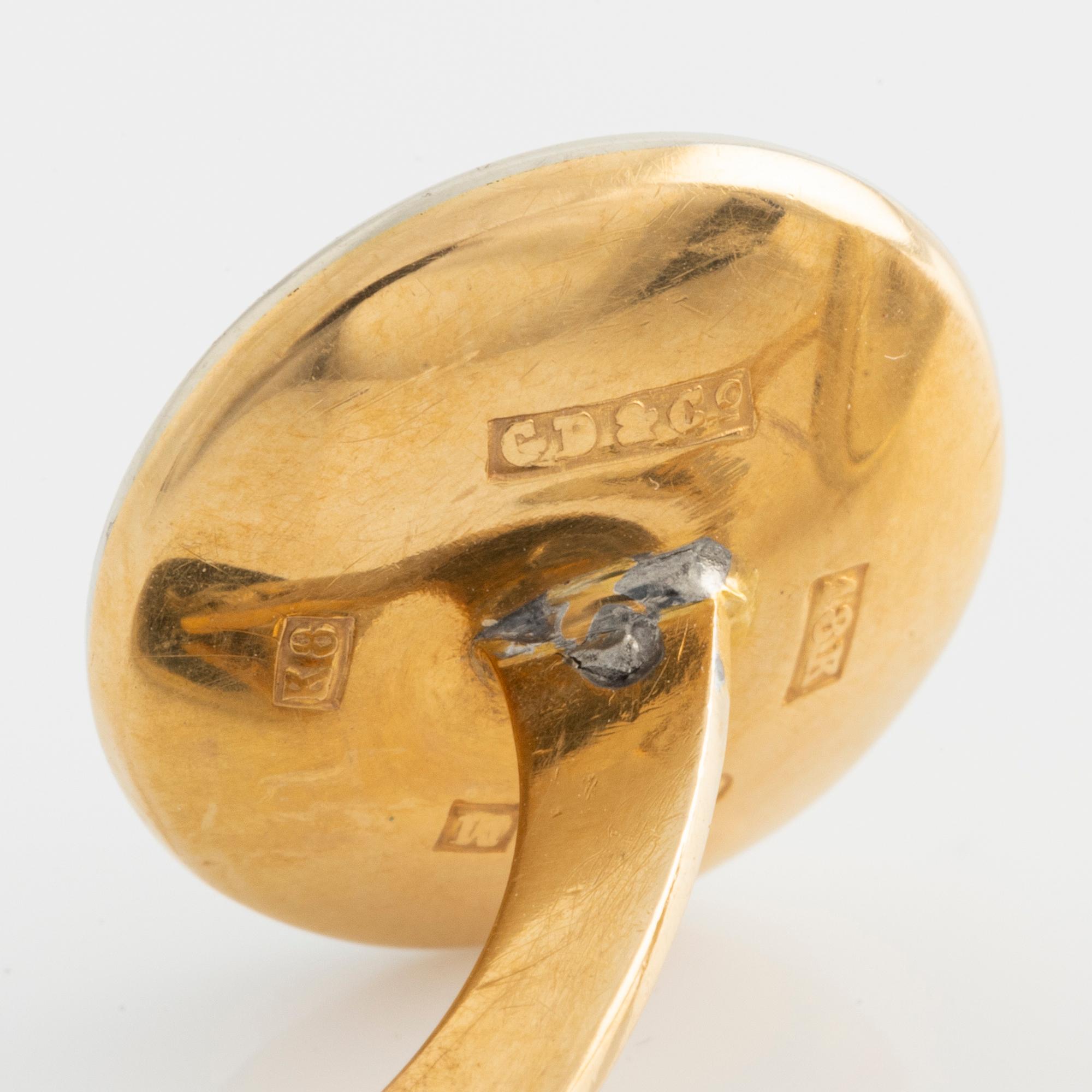 Cufflinks with mother-of-pearl and brilliant-cut diamonds.