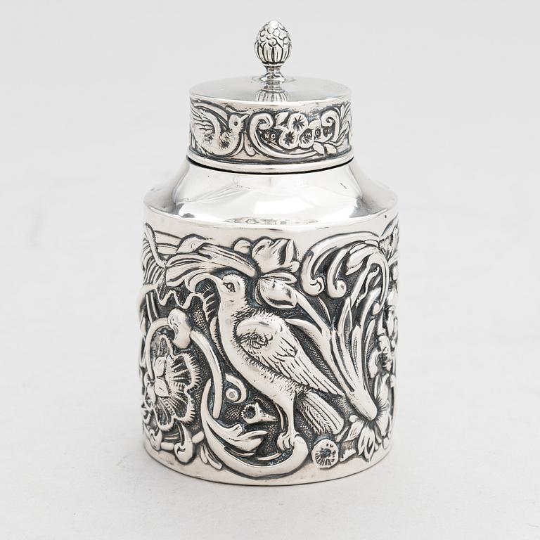 Lusikkapari, Lontoo 1787-91, purkki, Lontoo 1891 ja vati, Chester 1906, sterlinghopeaa, Englanti.