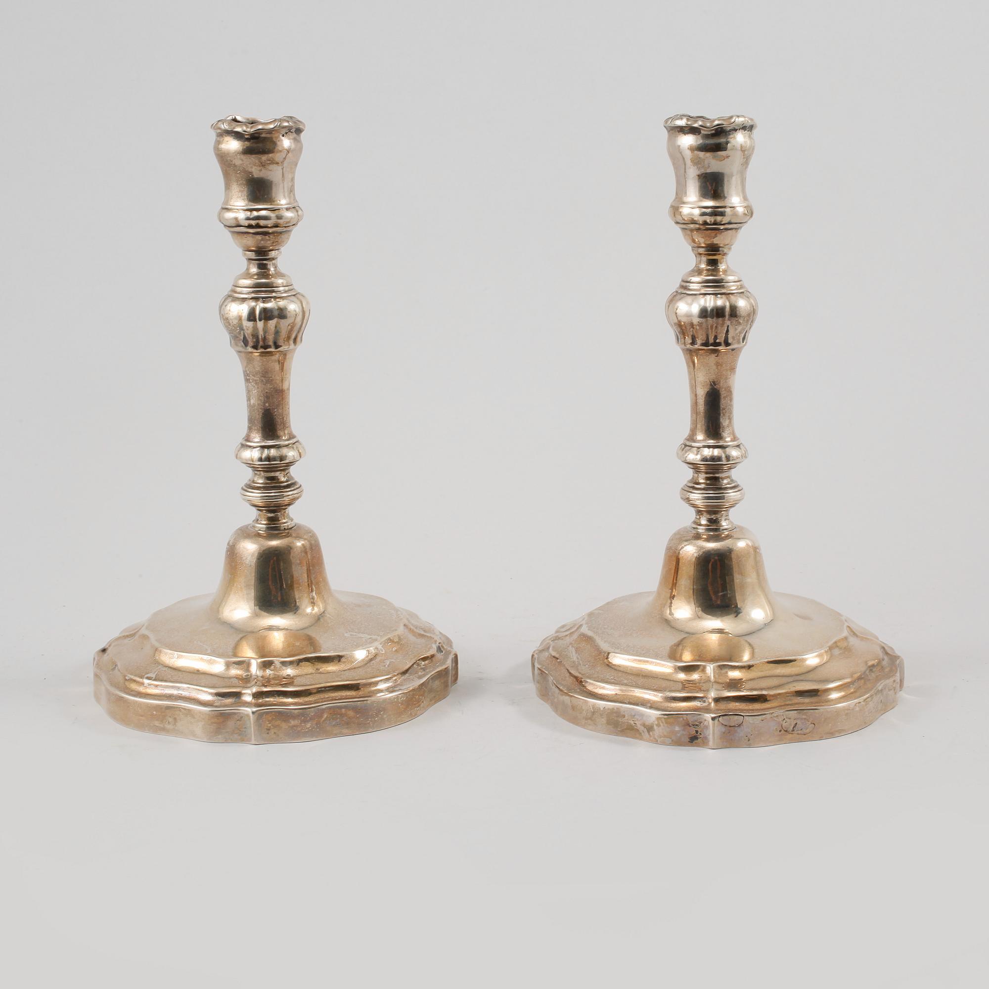 LJUSSTAKAR, ett par, Louis XV-stil, nysilver, omkring sekelskiftet 1900.