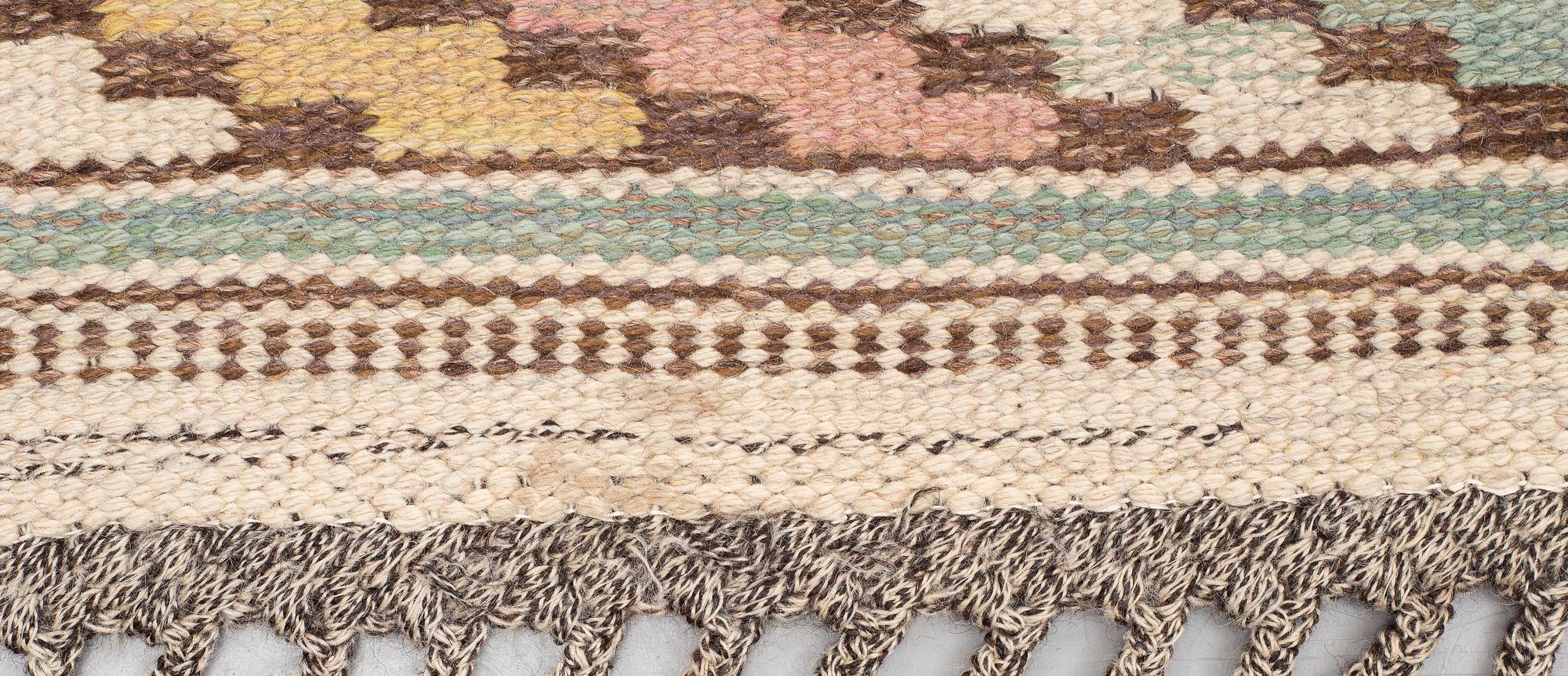 Märta Måås-Fjetterström, matta, "Vit botten", rölakan, ca 296,5 x 220,5-222,5 cm, signerad AB MMF.