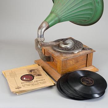 TRATTGRAMMOFON med SKIVOR, 1900-talets första kvartal.