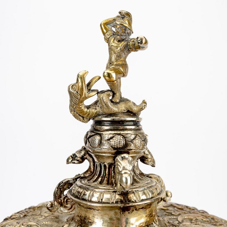 Pokal med lock,  Historismus, troligen 1800-tal, otydliga stämplar silver.