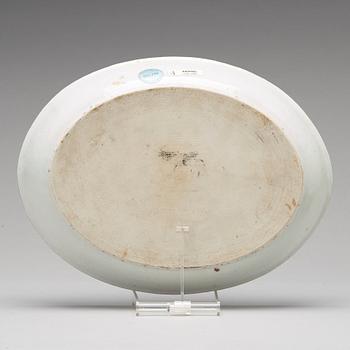 SKÅLFAT samt EQUELLE med LOCK, vapenporslin, Qingdynastin, Jiaqing 1796-1820.