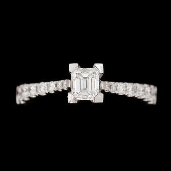 RING, 18k guld med smaragdslipad diamant ca 0,44ct samt 14 st briljantslipade diamanter tot. ca 0,26ct. Vikt ca 3,01gram.
