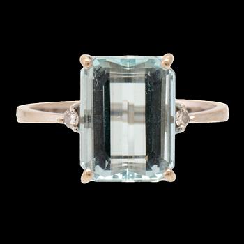 H. Stern ring in 18K white gold with step-cut aquamarine and round brilliant-cut diamonds.