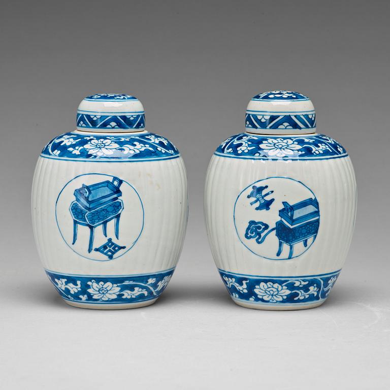 A pair of blue and white jars with covers, Qing dynasty, Kangxi (1662-1722).