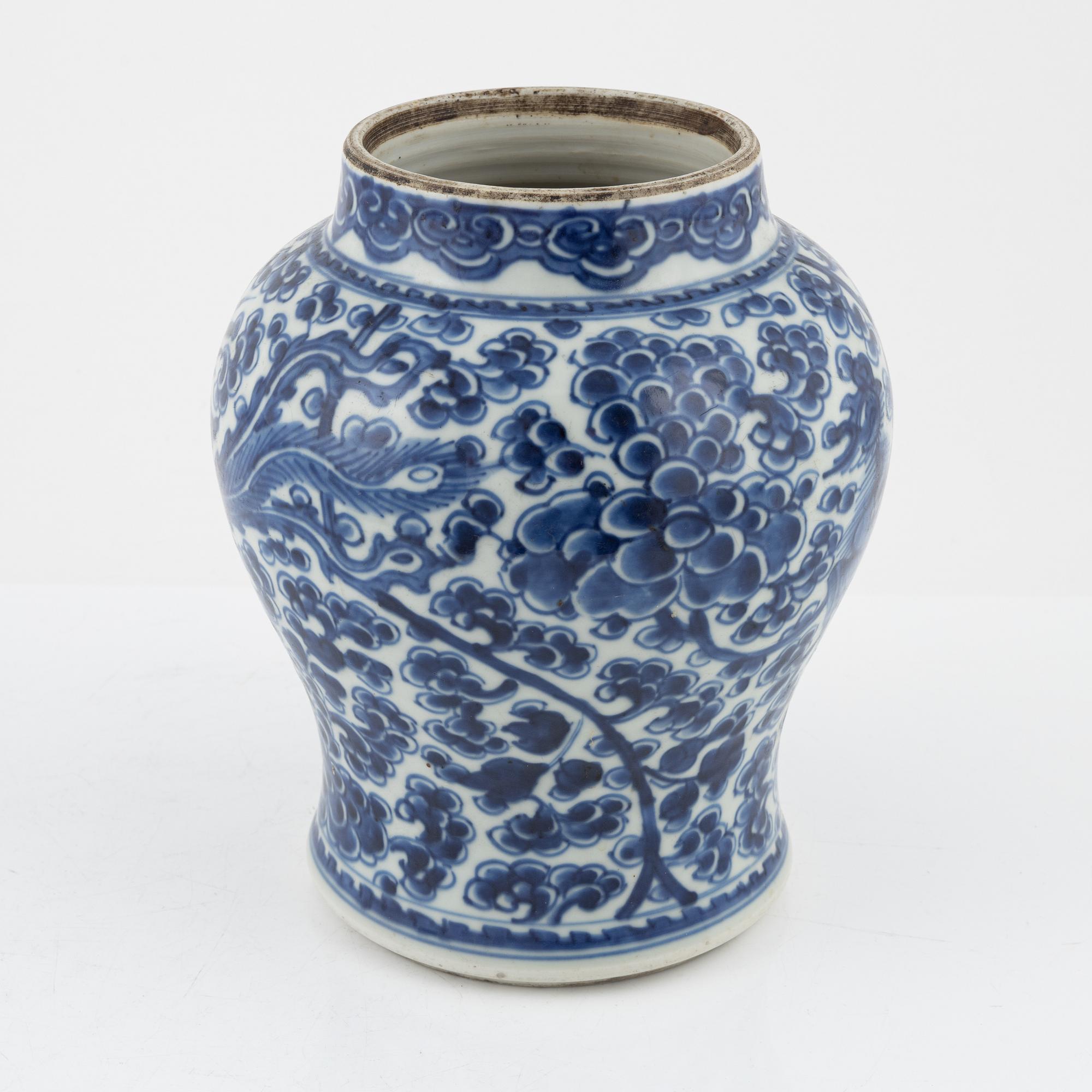 A blue and white porceline urn, China, 18th century.