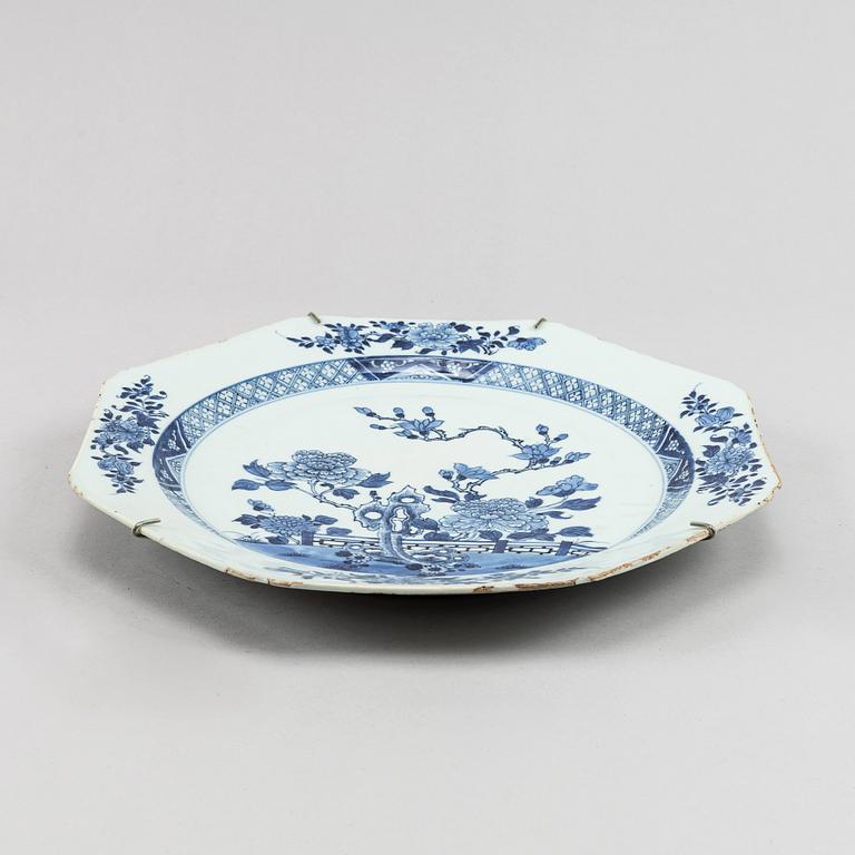 A blue and white serving dish, Qing dynasty, 18th Century.