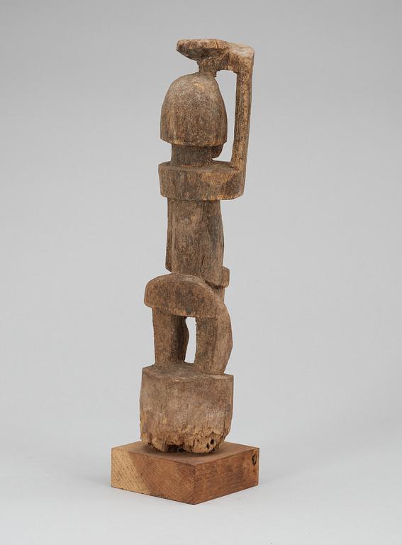 FETISCH. Trä. Tellem/Dogon-stammen. Mali 1800-talets mitt - andra hälft. Höjd 30,5 cm.