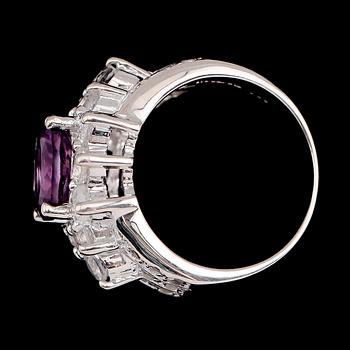 RING, sterlingsilver, ametist ca 3.00 ct, vita topaser tot ca 1.60 ct.