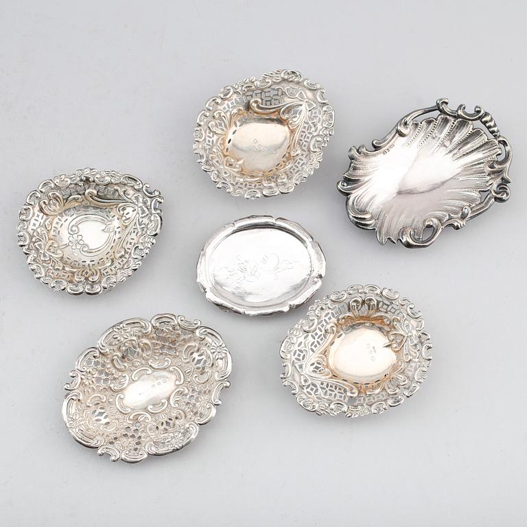 NÅLFAT, 5 st, silver, engelska och svenska stämplar, 1800/1900-tal. Vikt ca 139 g.