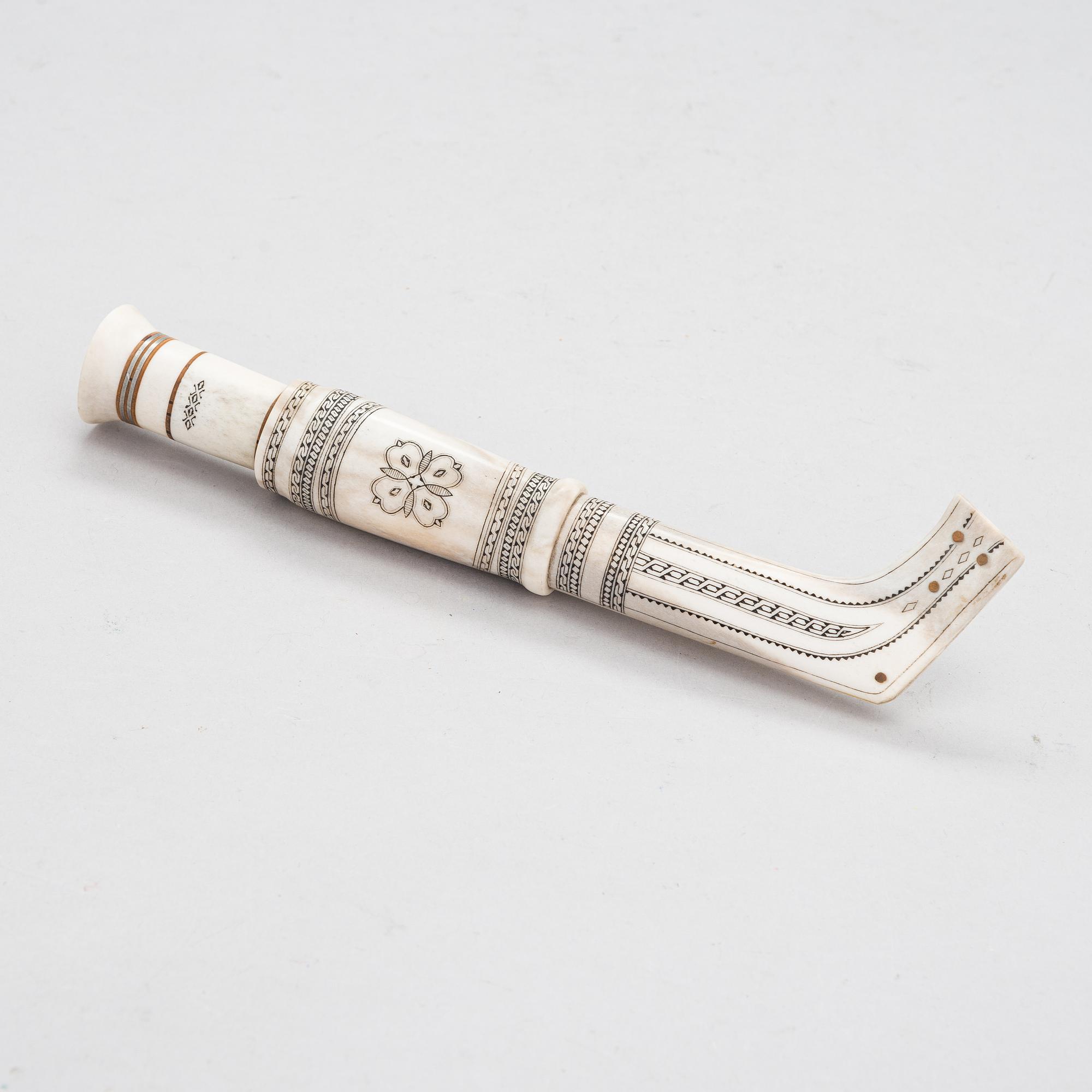 Sarvipuukko, signeerattu Hans Carlsten, saamenkäsityö / duodji, 1900-luvun toinen puolisko.