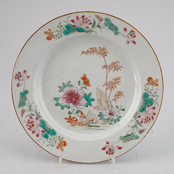 19 famille rose and imari export porcelain plates, Qing dynasty, Qianlong (1736-95).