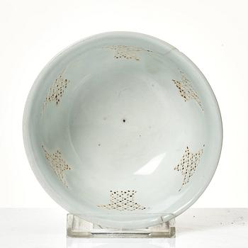 A blue and white bowl, Qing dynasty, Kangxi (1662-1722).