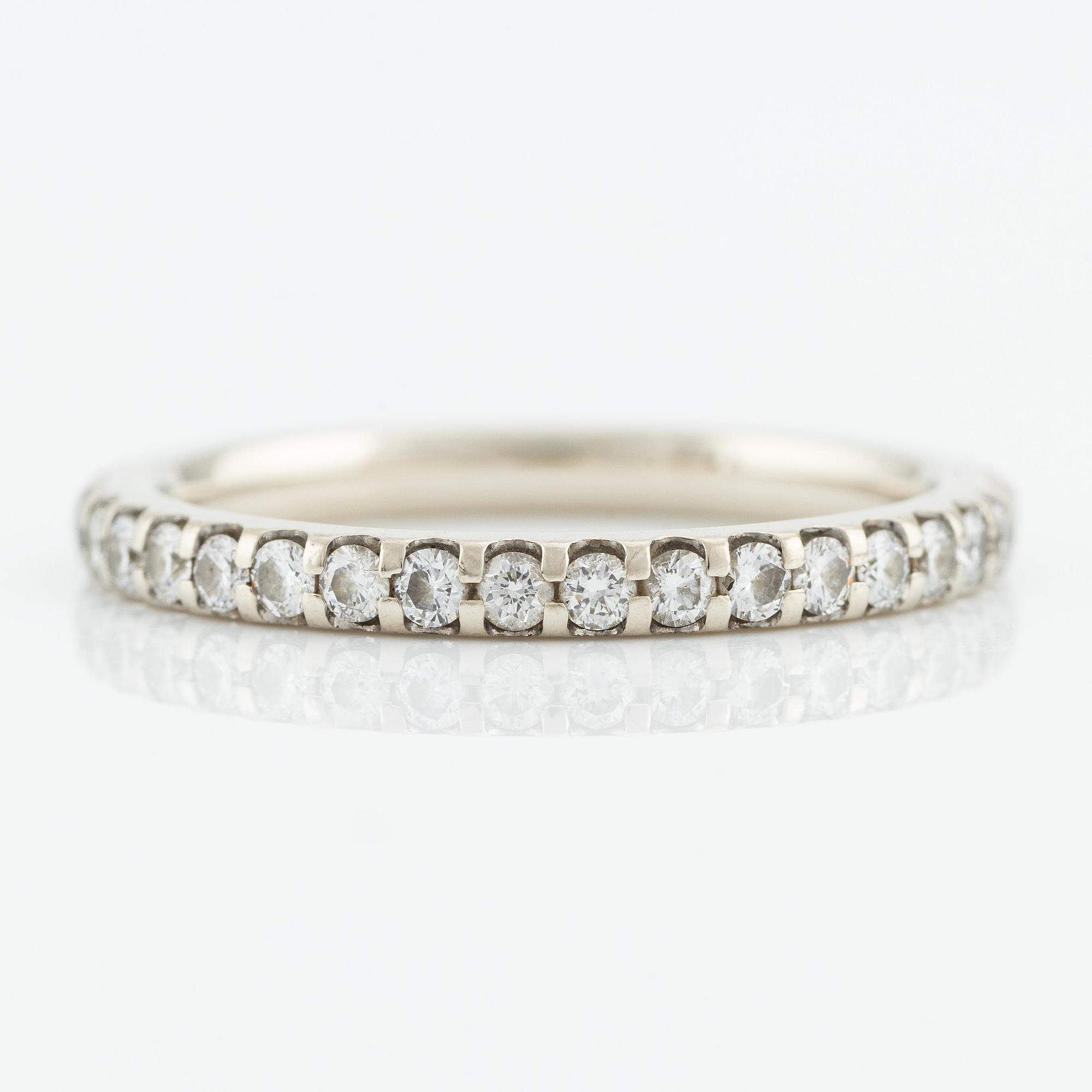Ring helallians, 14K guld med briljantslipade diamanter.