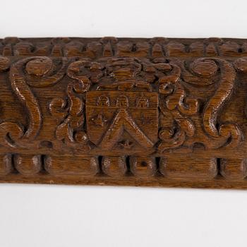 AN 18TH CENTURY OAK PICTURE FRAME.