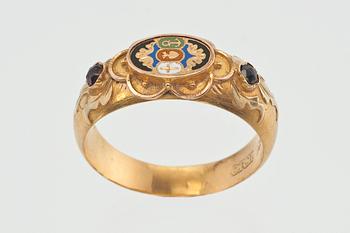 A GOLD RING WITH ENAMEL.