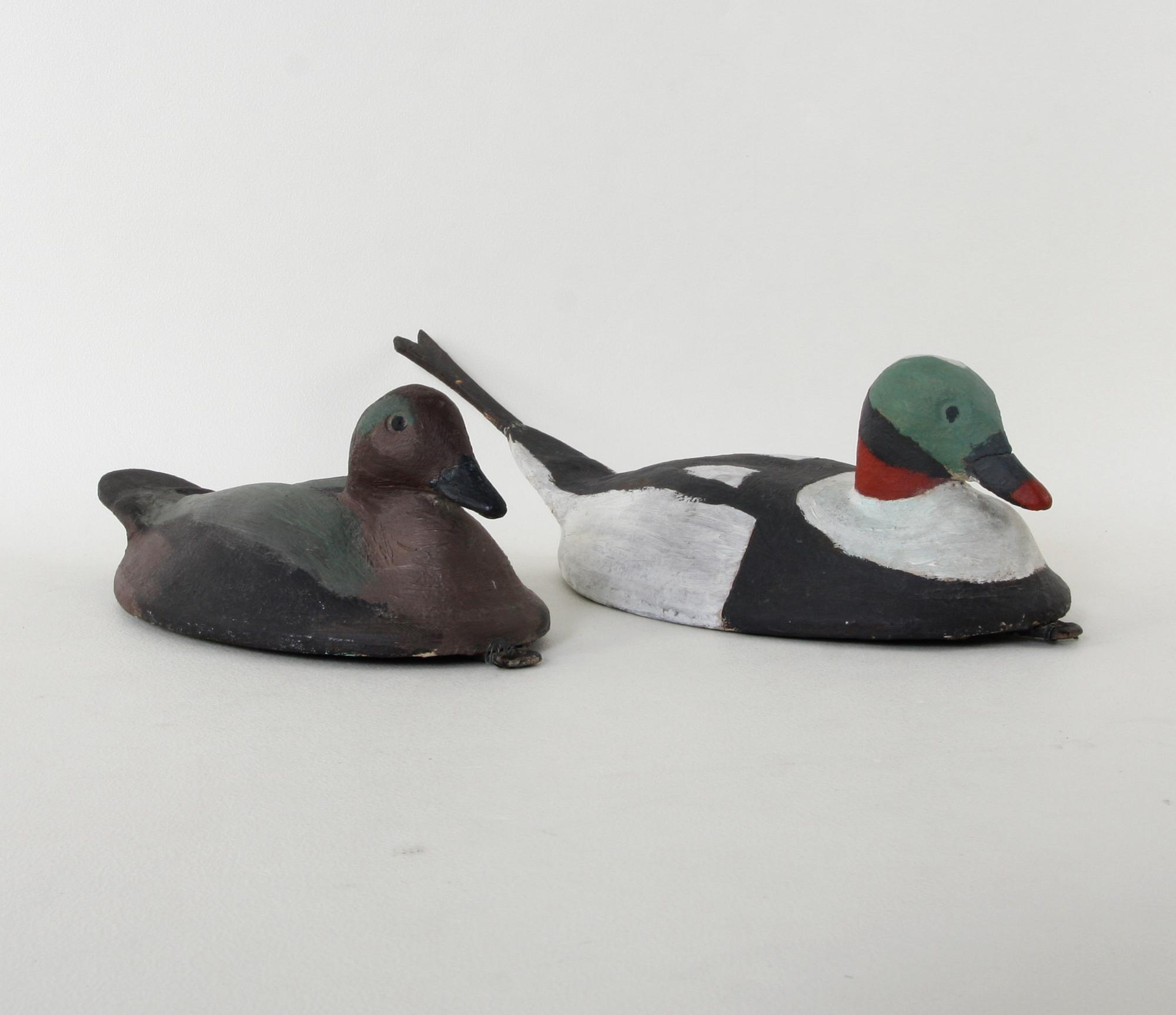 VETTAR, 2 st, trä. 1900-tal.