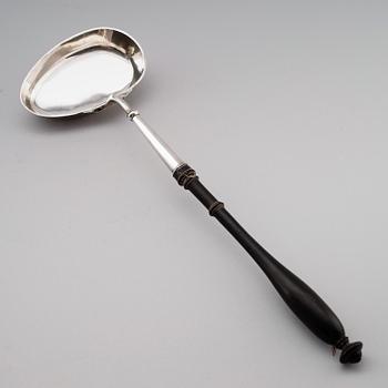 SOPPSLEV, silver, Peter Johan Zetterling, Linköping 1795. Total vikt 184 g.
