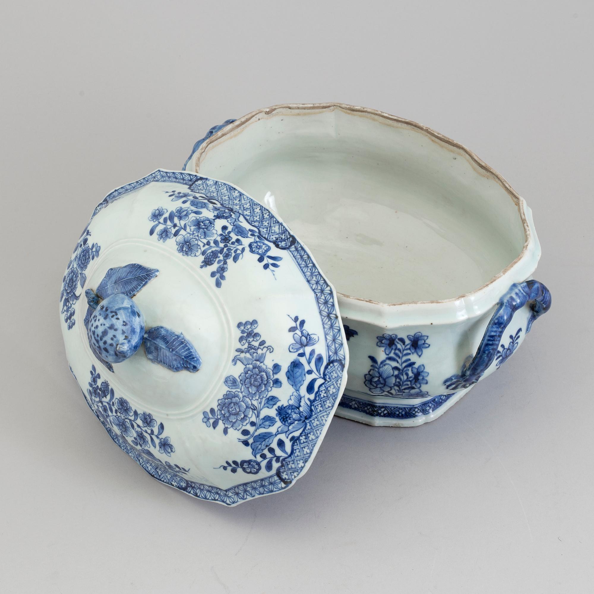 A blue and white tureen with cover, Qing dynasty, Qianlong (1736-95).