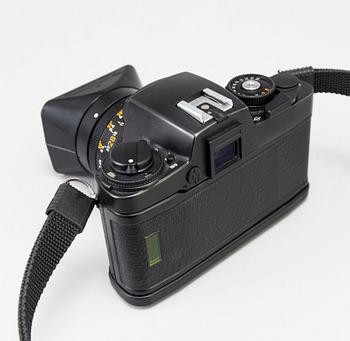 a black body Leica R4 camera with no 1538800, made in 1980. With Elmarit R 1:2,8 28mm.