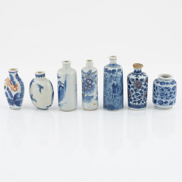 A group of 17 Chinese porcelain objects, China, late Qing/20th Century.