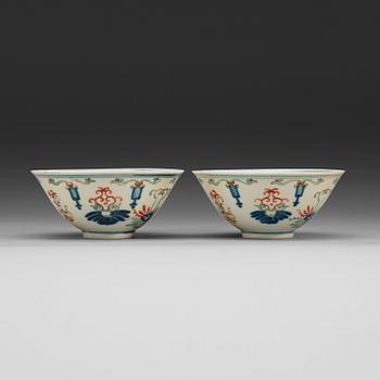 16. SKÅLAR, två stycken, porslin. Qing dynastin (1644-1912), med Yongzhengs sex karaktärers märke.