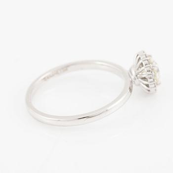 Ring in 14K gold with round brilliant-cut diamonds.